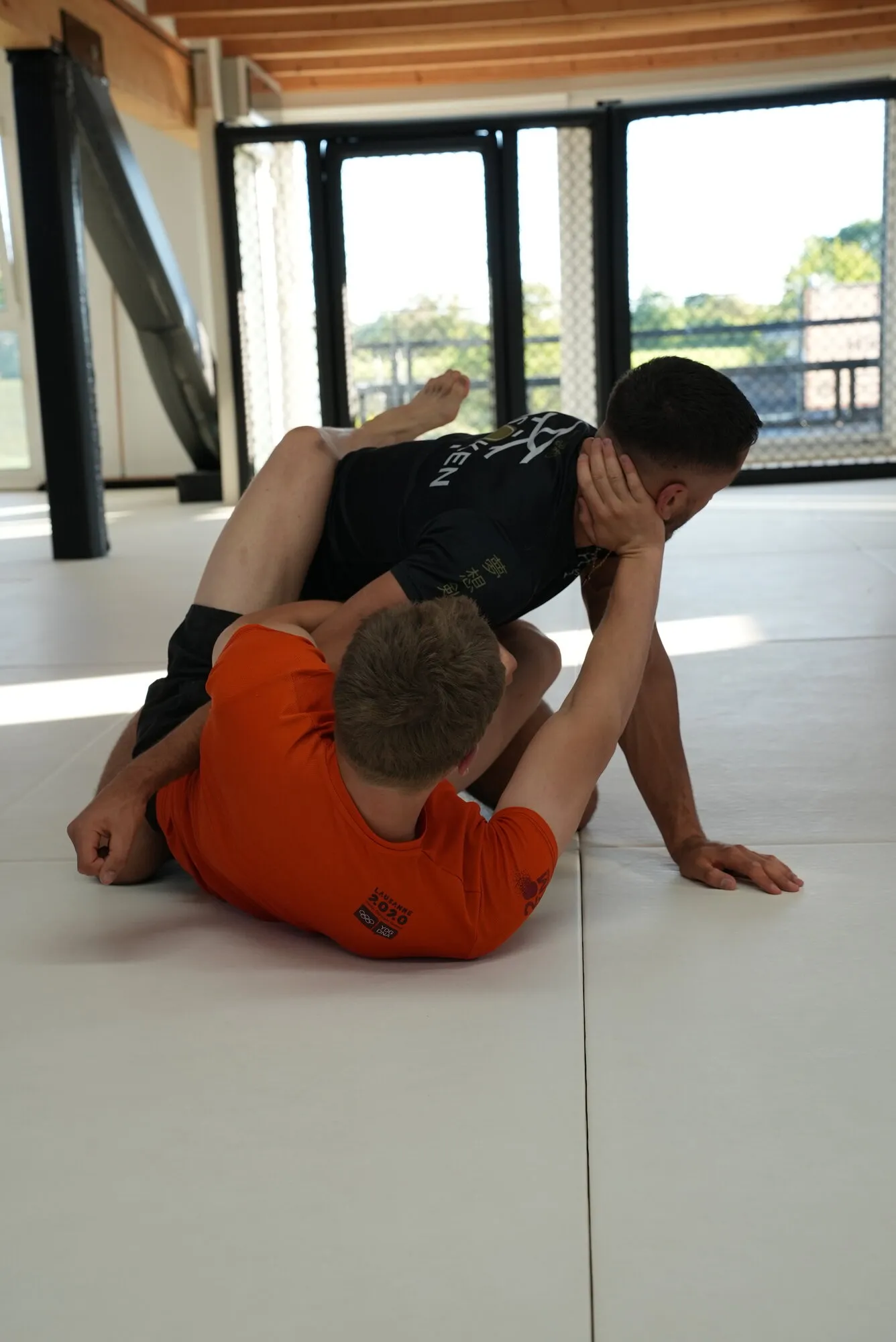 Contrôle de position au sol en grappling