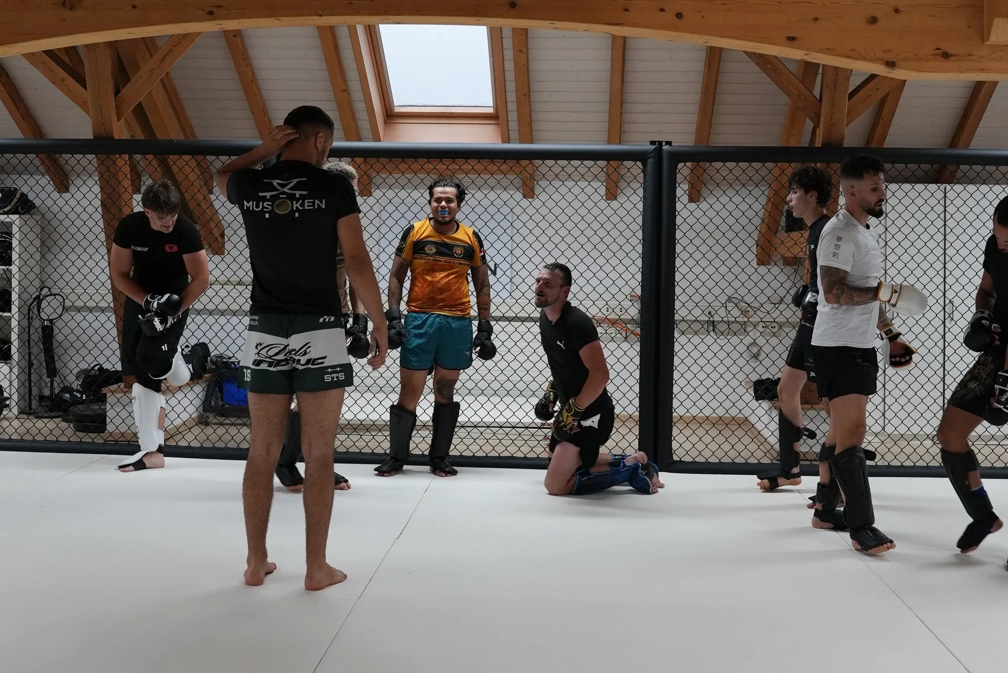 Le groupe du club Musōken réuni dans la salle d'entraînement à Forel