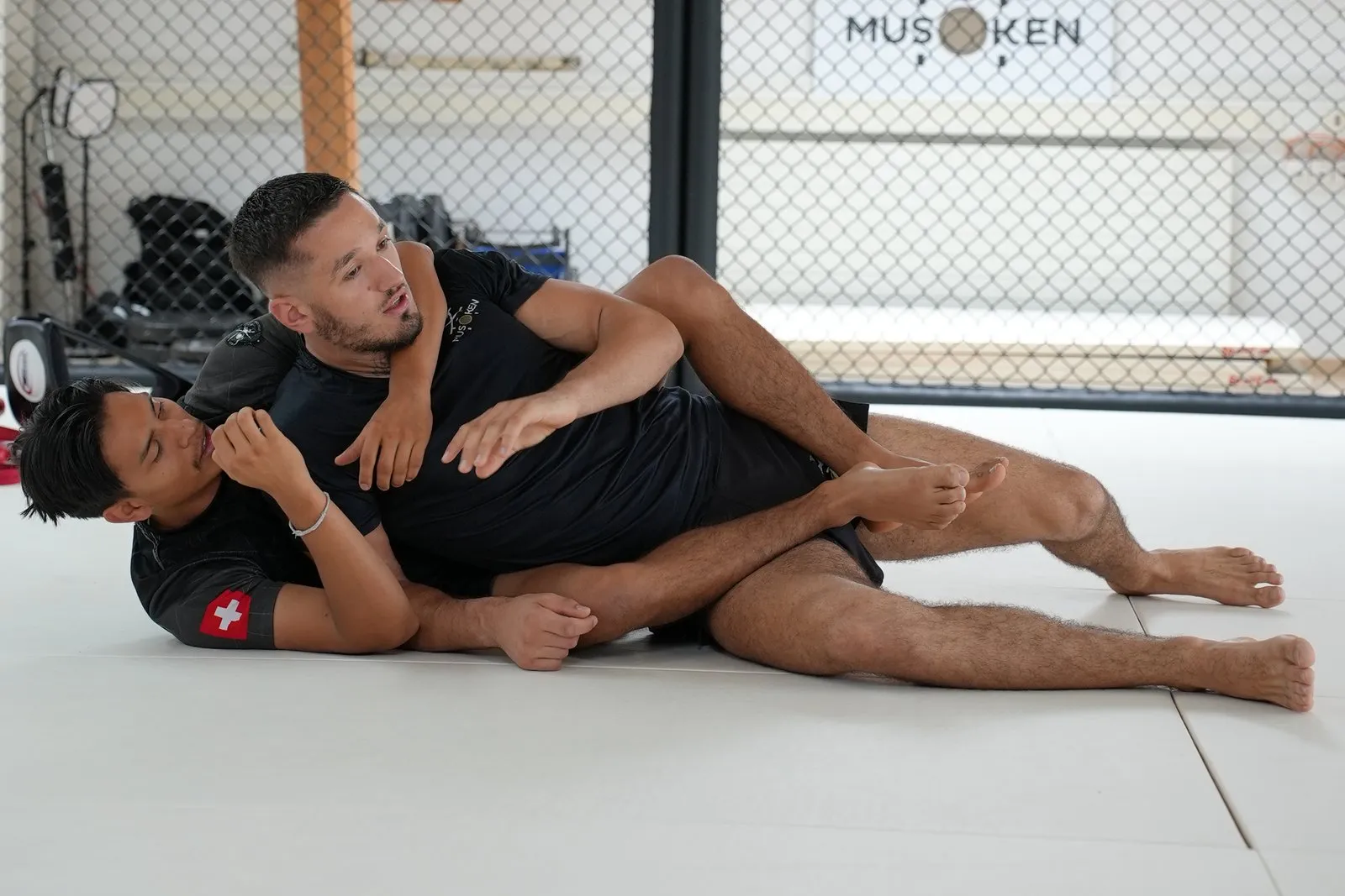 Étranglement par contrôle dorsal au sol en MMA, dans la cage du dojo Musōken