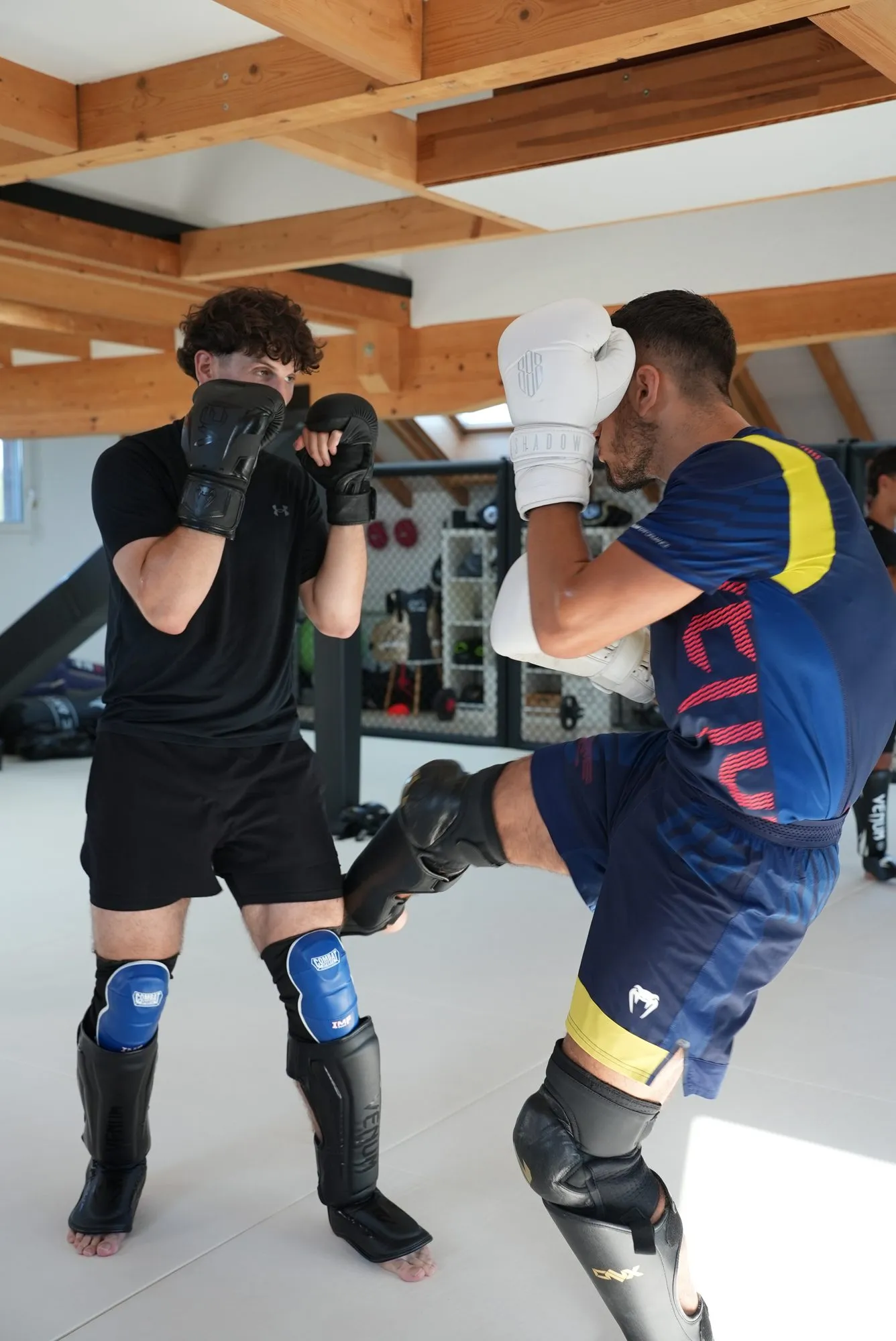 Enchaînement pieds-poings au sparring